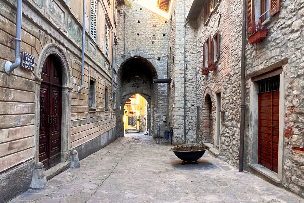 A Spasso nel Medioevo: Itinerario tra Torri, Santi e Sapori